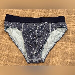 Hom size small brief